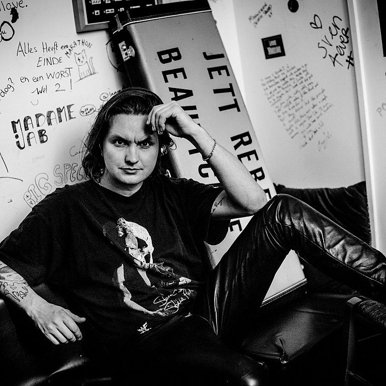 Jett Rebel   Jett Rebel is not just an artist, but a real phenomenon! Rebel is a singer, songwriter and multi-instrumentalist who turns every stage into a collective outburst of energy. Where others rely on backing tapes, Rebel opts for real playing, real